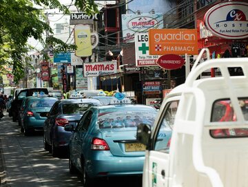 Samochody i taksówki w Denpasar/zdjęcie poglądowe