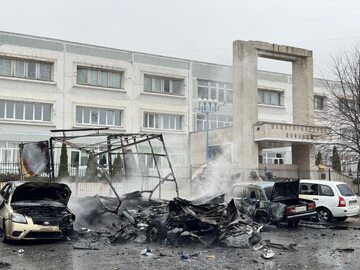 Samochody trafione w wyniku ukraińskiego w Biełgorodzie