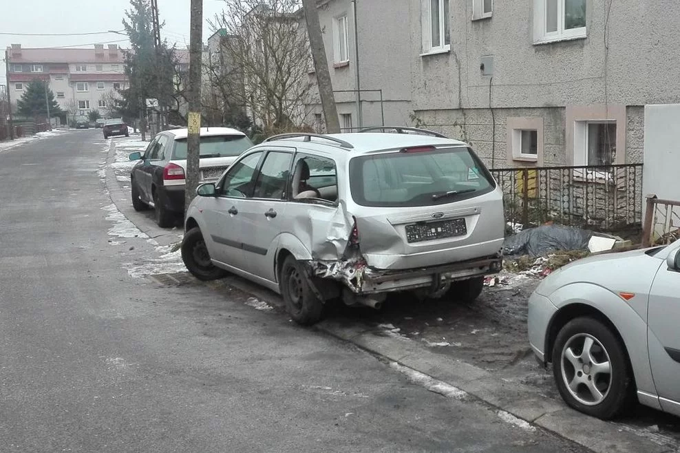 Zniszczone przez pijanego kierowcę auto