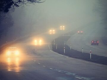 Samochody we mgle