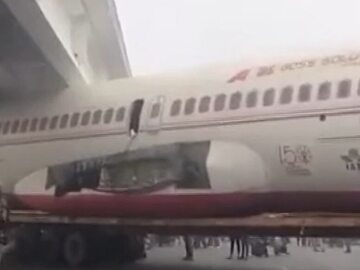 Samolot Air India utknął pod mostem
