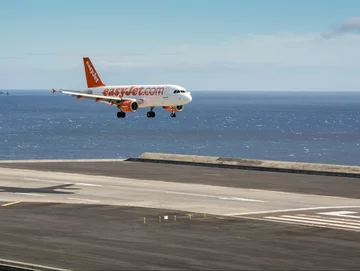 Samolot easyJet na lotnisku na Maderze