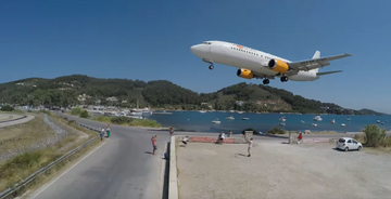 Samolot lądujący na wyspie Skiatos