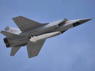 Samolot MiG-31K z podwieszonym pociskiem Kindżał podczas parady nad Moskwą w 2018 roku