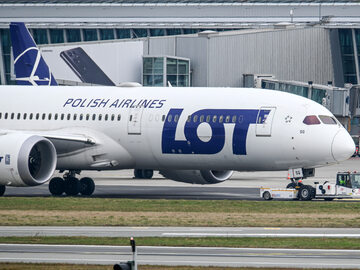 Samolot PLL LOT w Warszawie, zdjęcie ilustracyjne