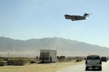 Samolot podchodzący do lądowania w bazie Bagram (2007 rok)