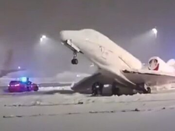 Samolot przymarzł do płyty lotniska