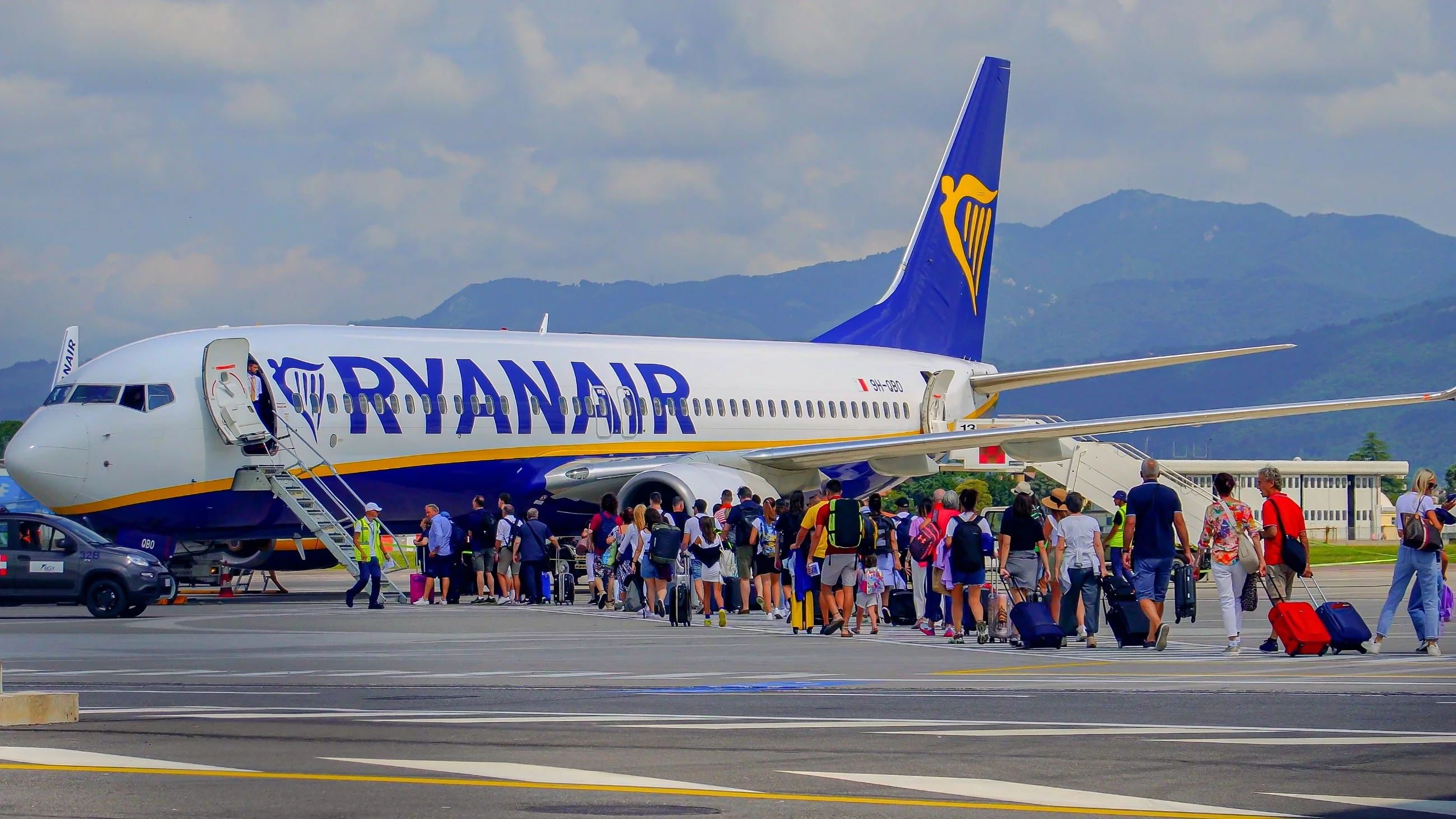 Samolot Ryanair a turystami