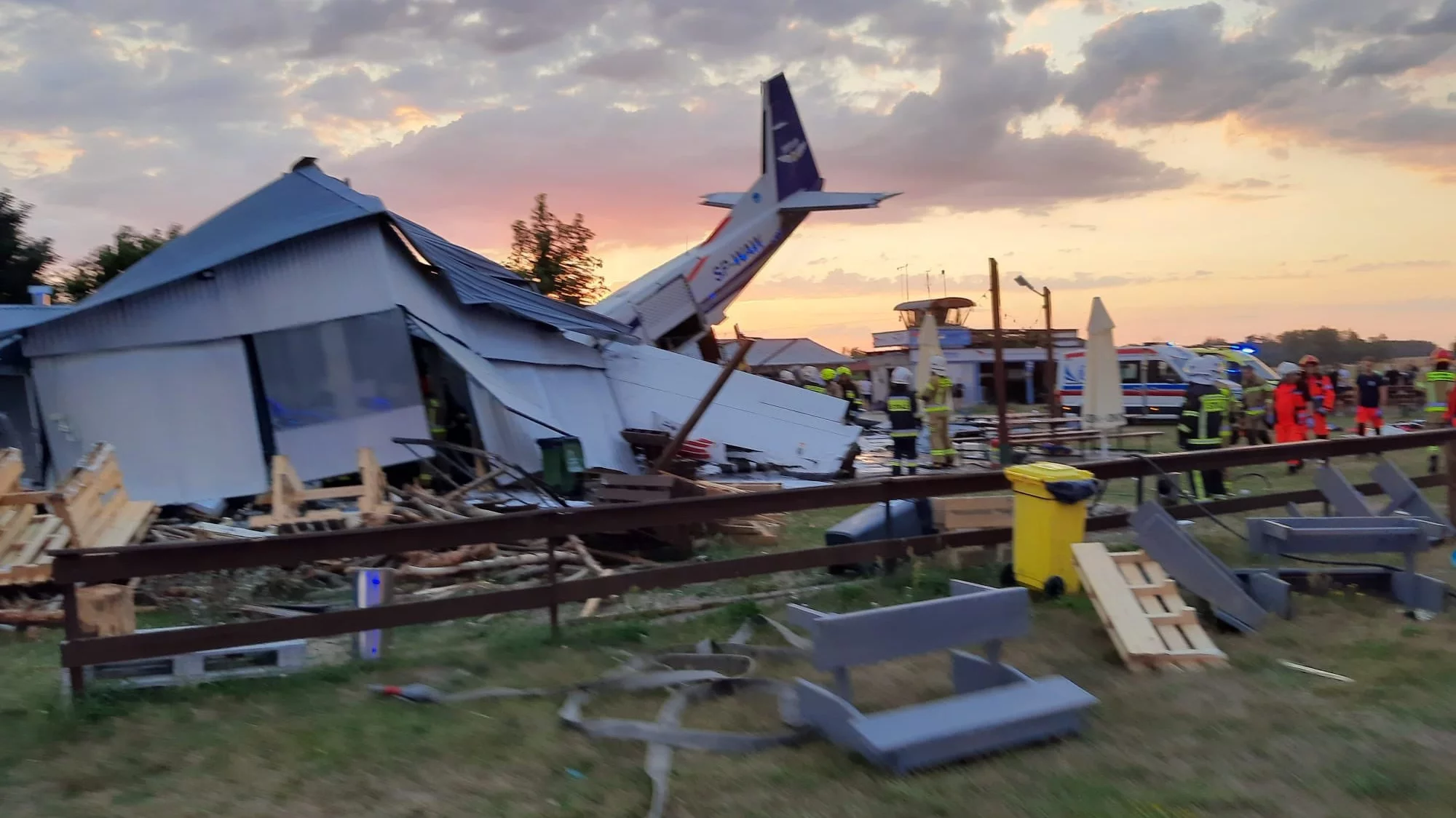 Samolot typu cessna spadł na hangar w Chrcynnie