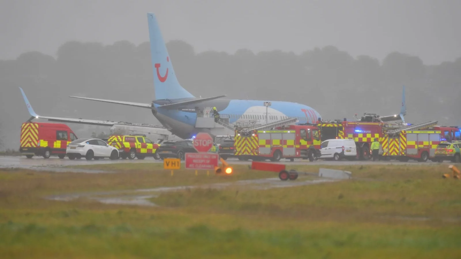 Samolot TUI lądujący na lotnisku Leeds/Bradford