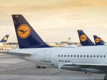 Samoloty Lufthansa na lotnisku