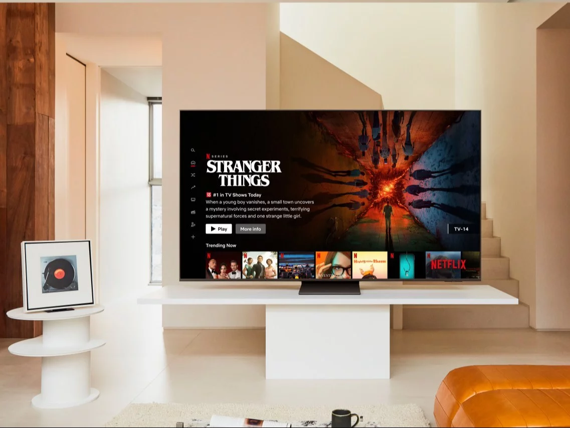 Samsung Smart TV, dzięki połączeniu z internetem i wsparciu sztucznej inteligencji, staje się nie tylko centrum domowej rozrywki, ale i kluczowym elementem inteligentnego domu