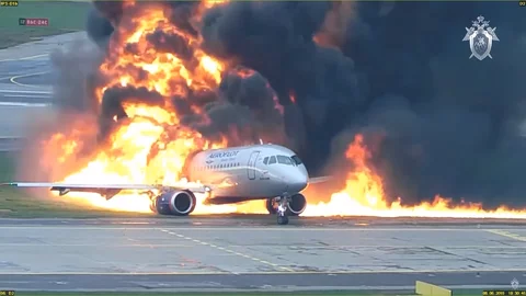 Tragiczne lądowanie i pożar samolotu Suchoj Superjet 100 na lotnisku w Moskwie