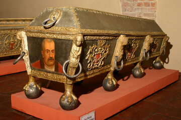 Sarkofag Jana Karola Opalińskiego w Muzeum „Zamek Opalińskich” w Sierakowie.