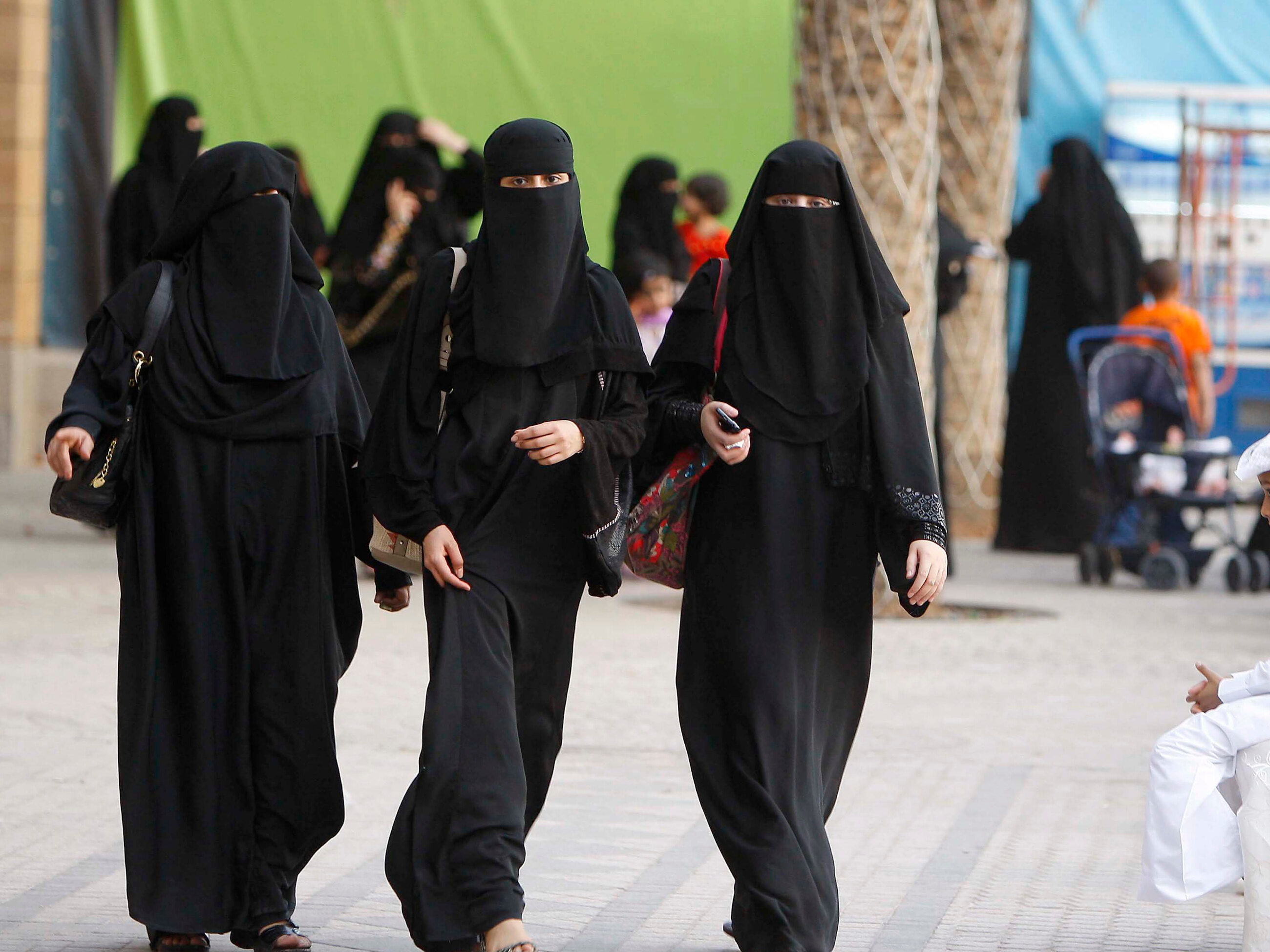 Под паранджой. Никаб Саудовской Аравии. Женщина в чадре в Саудовской Аравии. Саудия Арабистони.