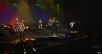 Screen z koncertu Toto