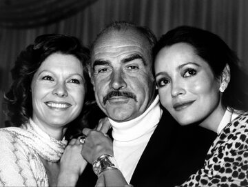 Sean Connery, Pamela Salem i Barbara Carrera w 1983 roku