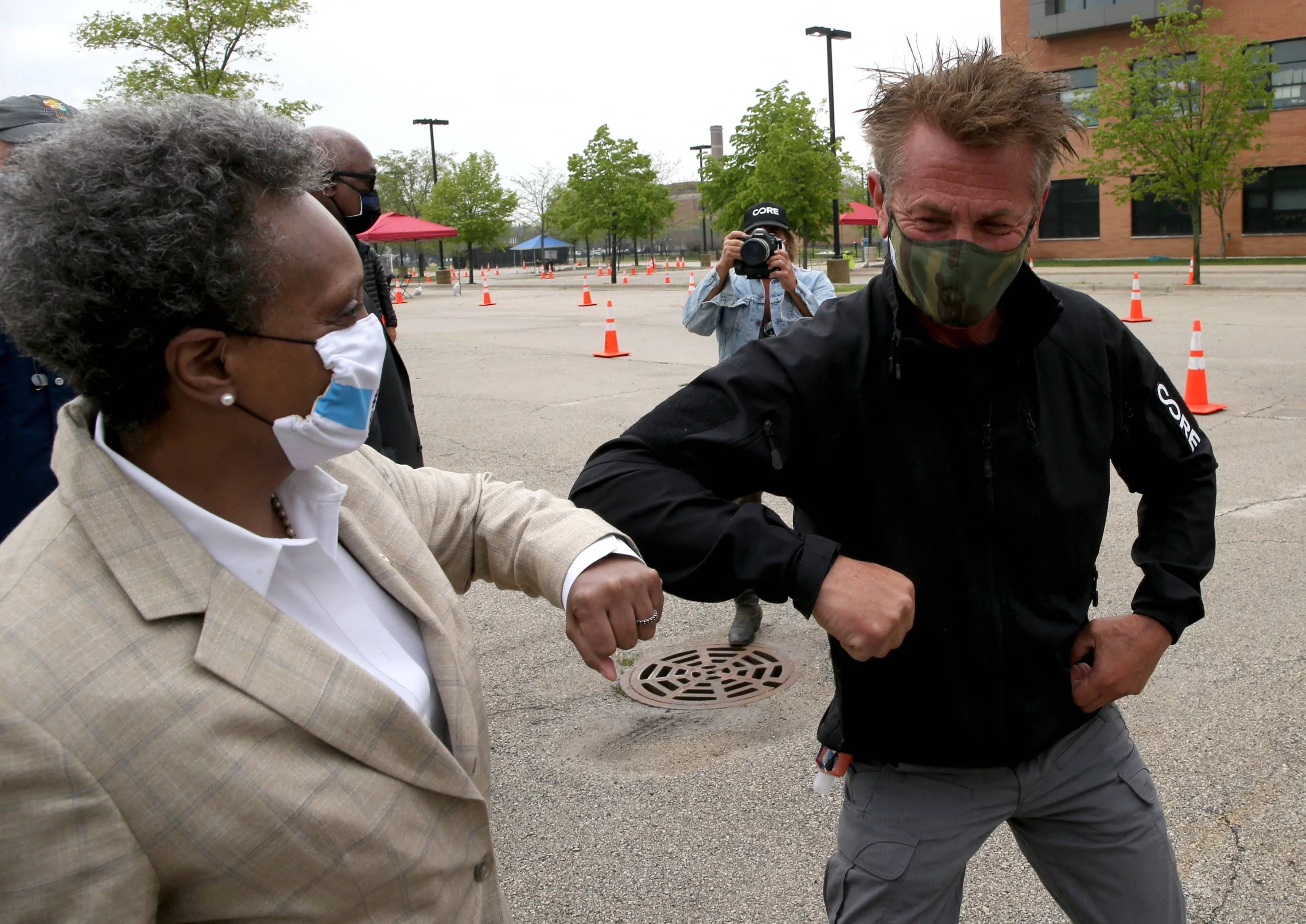 Sean Penn i burmistrz Chicago Lori Lightfoot