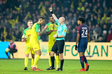 Sędzia Tony Chapron w meczu Nantes - PSG pokazuje czerwoną kartkę Carlosowi