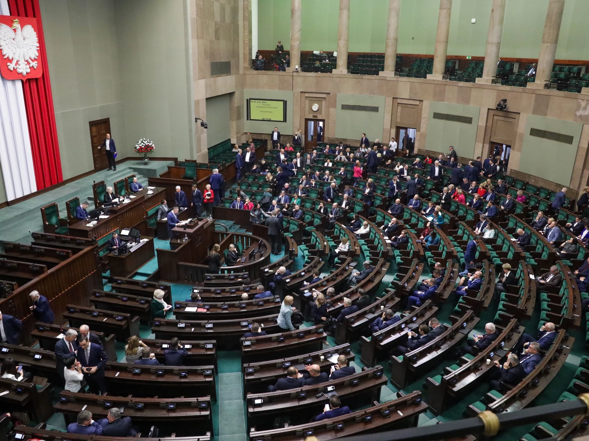 Posłowie na sali obrad Sejmu w Warszawie