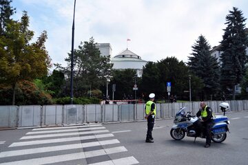 Sejm ogrodzony barierkami