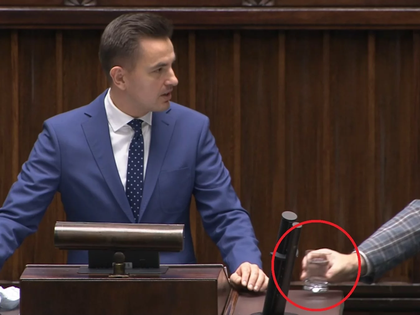 Poseł KO Arkadiusz Myrcha dostaje wodę od wicemarszałka Włodzimierza Czarzastego