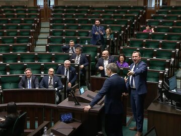 Sejm. Poseł Suwerennej Polski Mariusz Kałużny wbiegł na mównicę