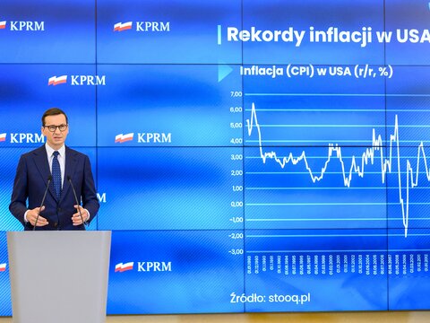 Mateusz Morawiecki prezentujący tarczę antyinflacyjną