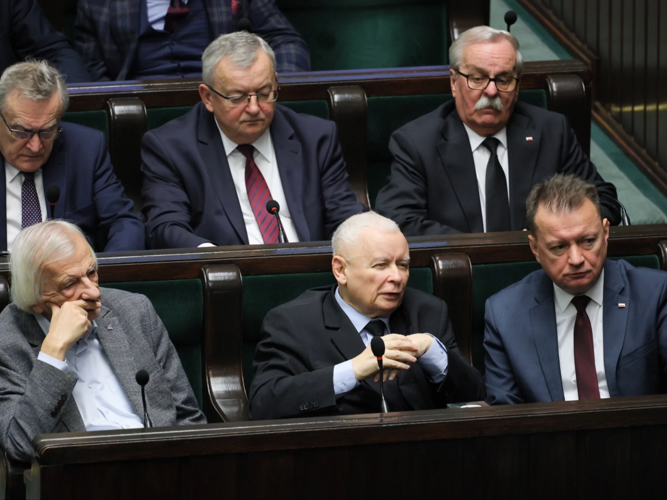 Prezes PiS Jarosław Kaczyński, przewodniczący KP PiS oraz posłowie PiS: Ryszard Terlecki, Leonard Krasulski, Andrzej Adamczyk i Piotr Gliński na sali obrad Sejmu