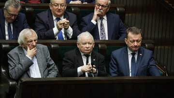 Sejm. W pierwszym rzędzie zasiadają: Ryszard Terlecki, Jarosław Kaczyński, Mariusz Błaszczak