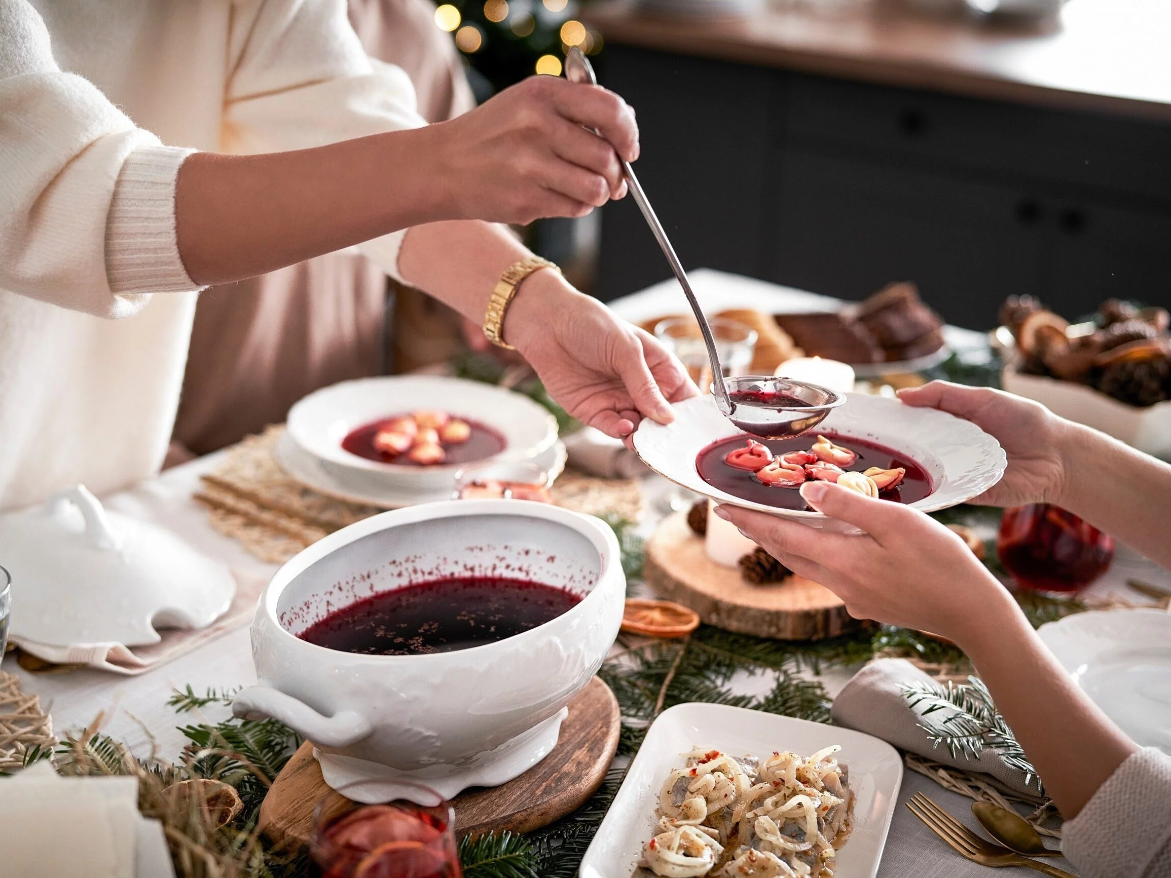 Sekret klarownego barszczu na święta nie leży w burakach. Sprawdź, co naprawdę działa