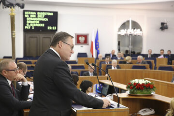 Senator Grzegorz Bierecki podczas obrad Senatu nad ustawą budżetową