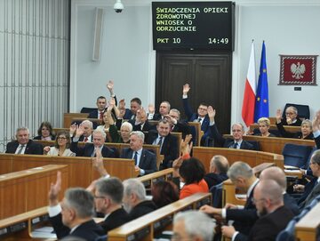 Senatorowie głosują na sali obrad Senatu w Warszawie
