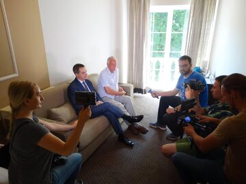 Senatorowie PO w hotelu w trakcie rozmowy z mediami