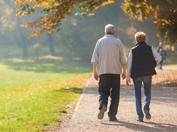 Seniorzy na spacerze, zdjęcie ilustracyjne
