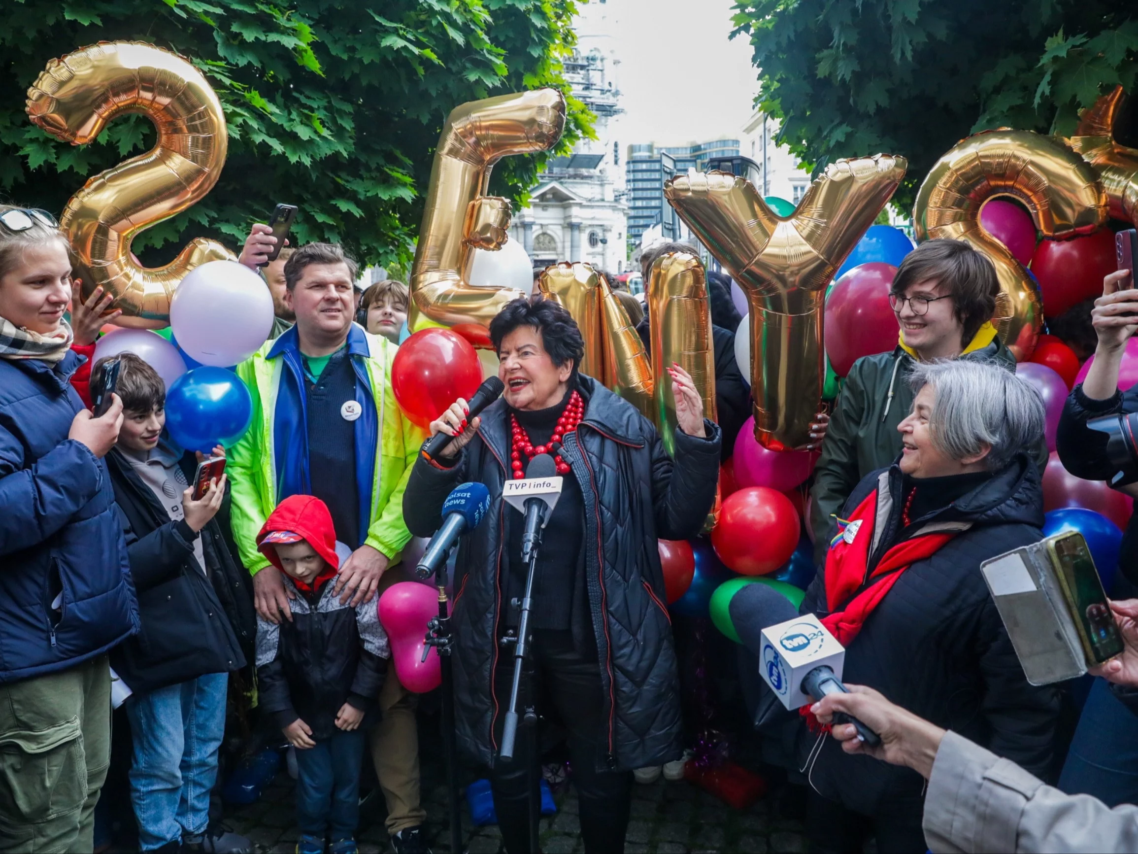 Kandydatka na prezydenta, była posłanka SLD, ekonomistka, nauczycielka akademicka Joanna Senyszyn podczas podsumowującej jej kampanię wyborczą konferencji prasowej „Herbatka z Senyszyn” na stołecznym pl. Zbawiciela