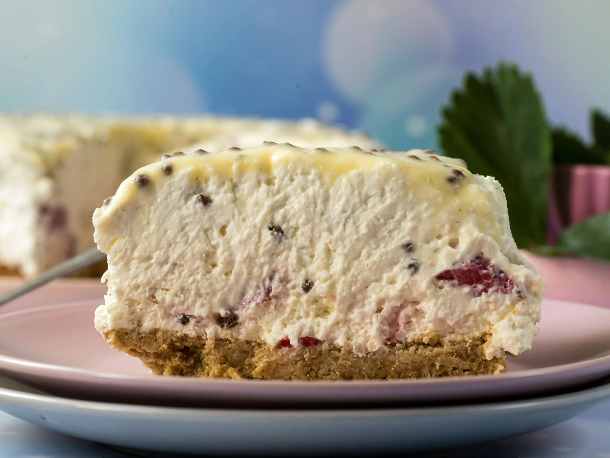 Sernik stracciatella z suszonymi malinami