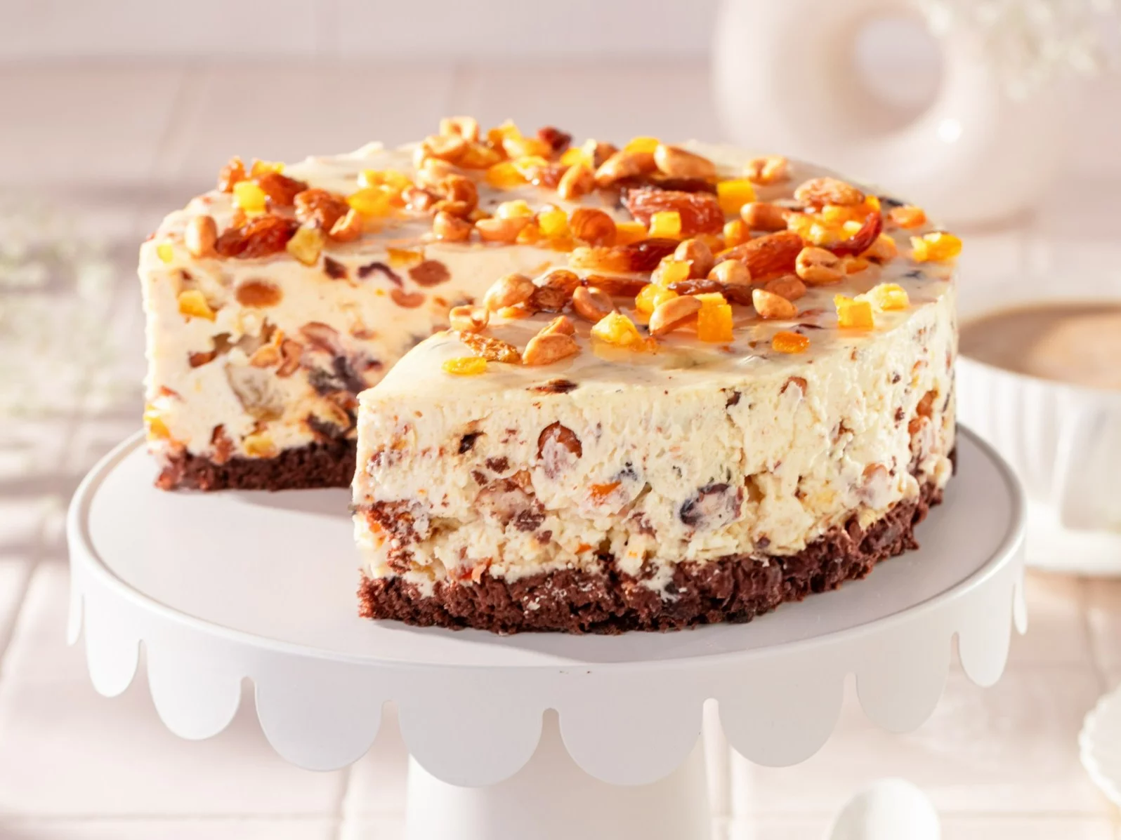 Sernik bez pieczenia z bakaliami