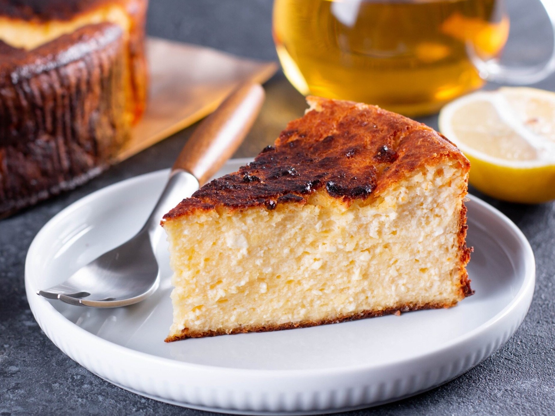 Jak zrobić sernik, który nie opada? Radzi blogerka kulinarna