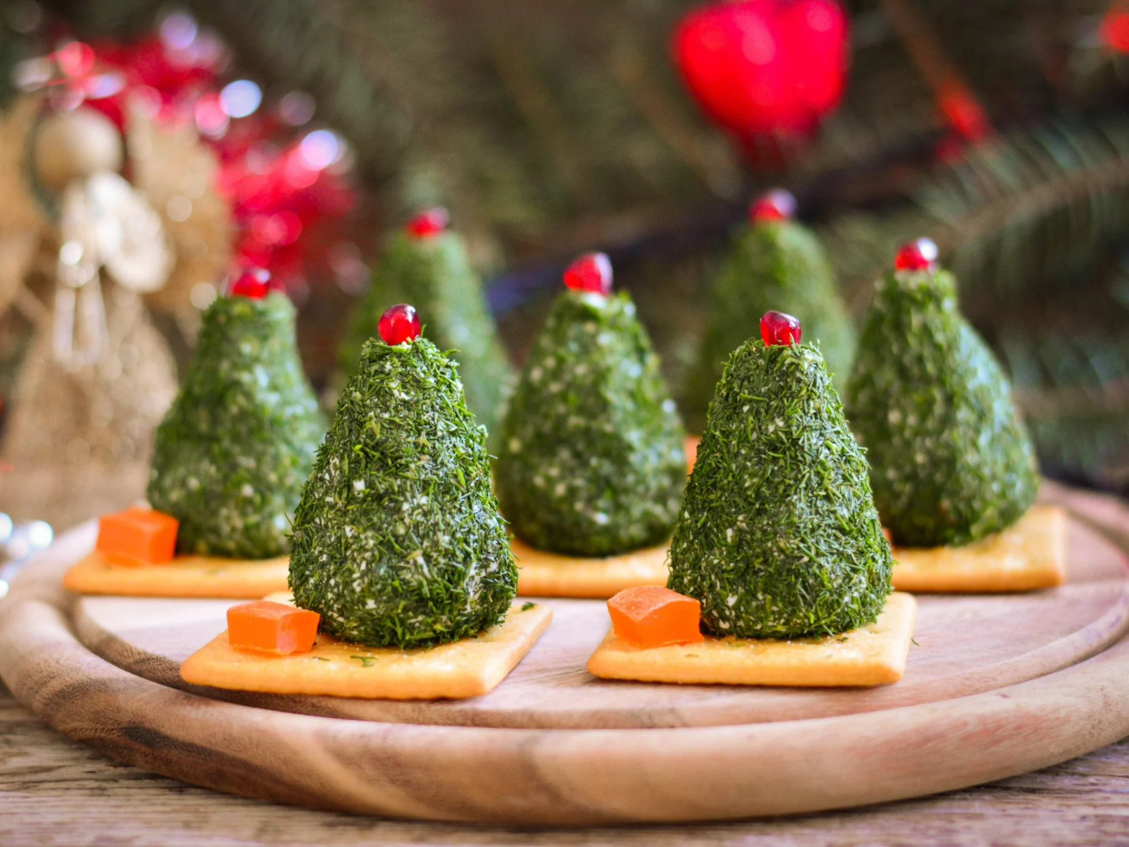 Serowe choineczki na krakersach