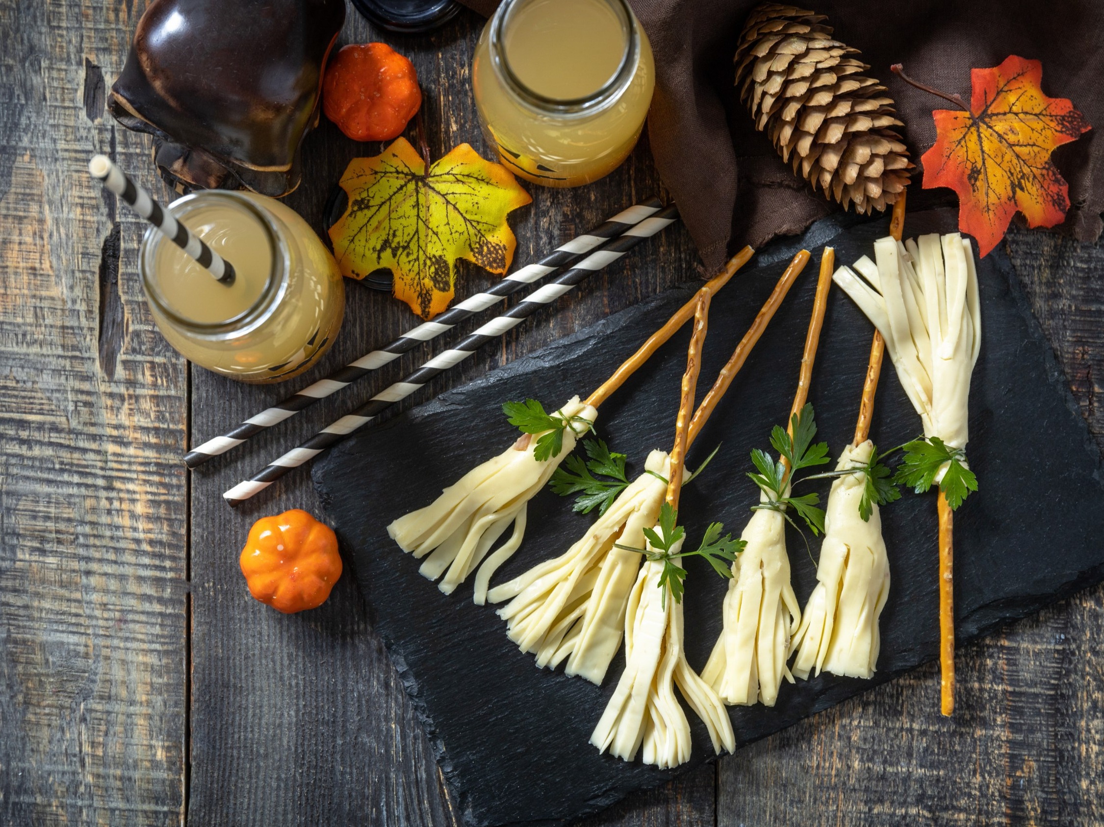 Serowe miotełki na Halloween. Prosta przekąska dla dzieci i dorosłych
