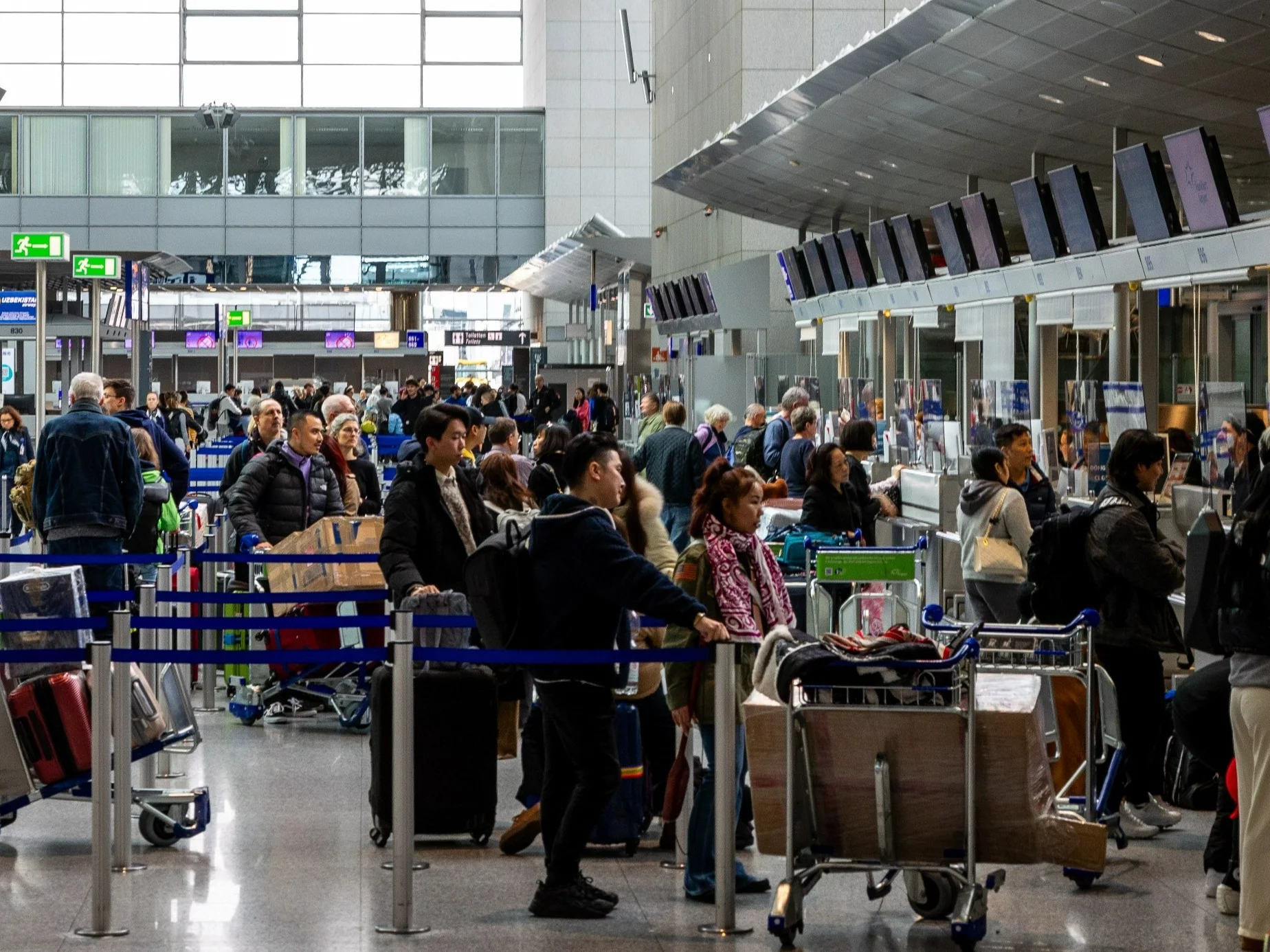 Setki odwołanych lotów. 5 tys. pilotów wezwanych do strajku