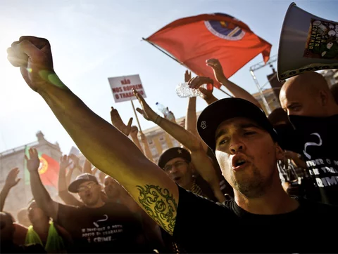 Portugalczycy wyszli na ulice (fot. PAP/EPA/MARIO CRUZ)