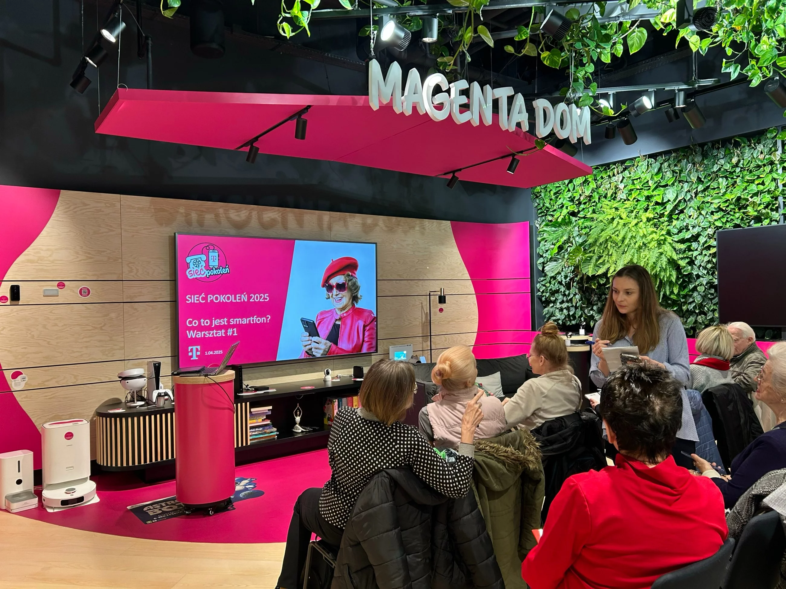 Projekt społeczno-edukacyjny „Sieć Pokoleń” burzy bariery cyfrowego wykluczenia seniorów w Polsce