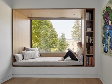 Siedzisko we wnęce okiennej – szeroki parapet, materac i podręczna półka na książki. Nic więcej nie trzeba! Projekt MU Architecture