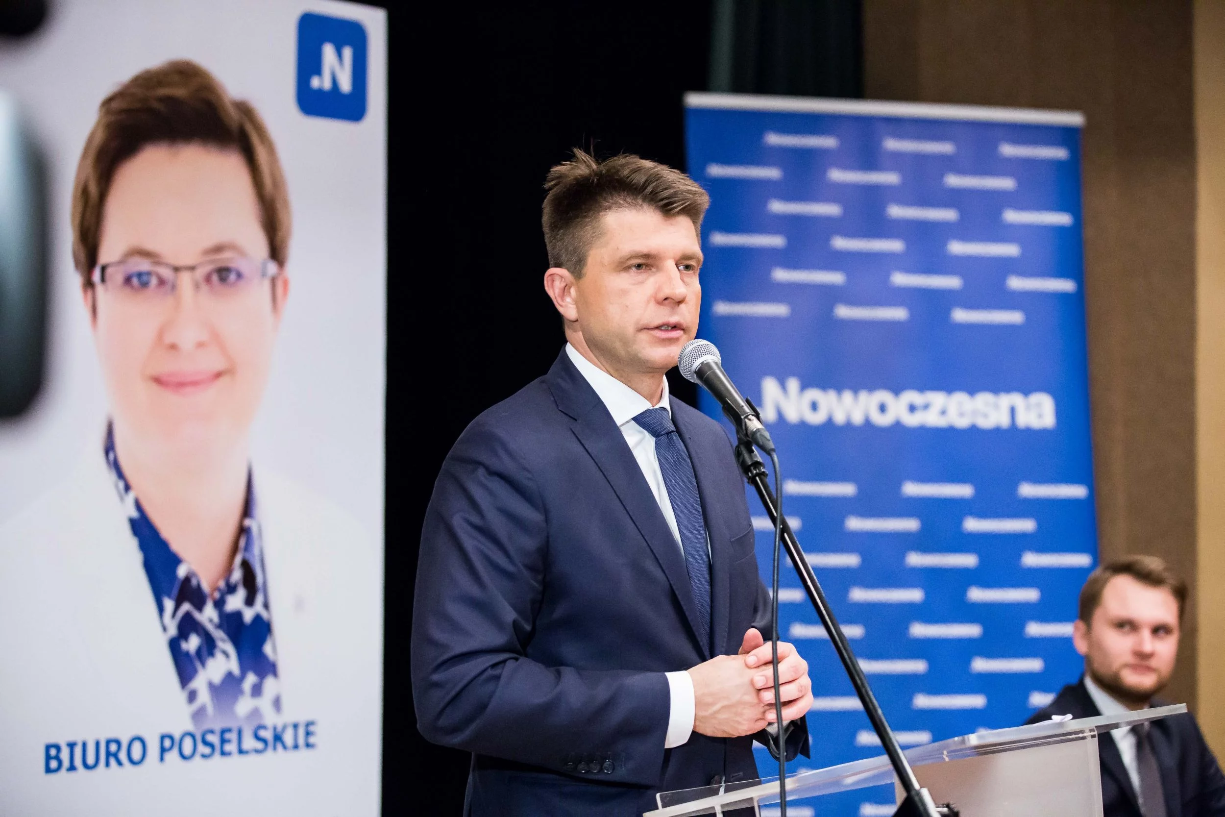 Ryszard Petru w Łodzi, w tle plakat z Katarzyną Lubnauer