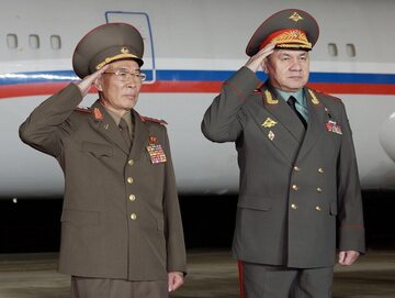 Siergiej Szojgu podczas powitania rosyjskiej delegacji na międzynarodowym lotnisku Sunan w Pjongjangu