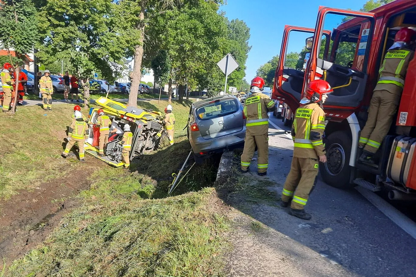 Miejsce zderzenia pojazdu osobowego marki seat oraz karetki pogotowia, przewożącej pacjenta poszkodowanego w wypadku busa w Potasznikach