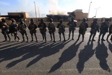Siły bezpieczeństwa przed ambasadą USA w Iraku po atakach na placówkę