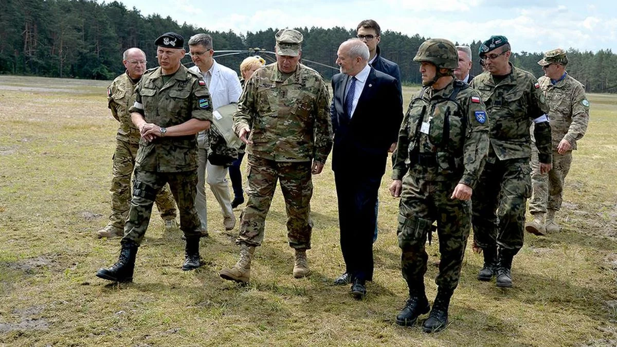 Minister Macierewicz na poligonie w Nowej Dębie